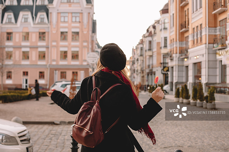 在城市街道跳舞的年轻女子背影图片素材