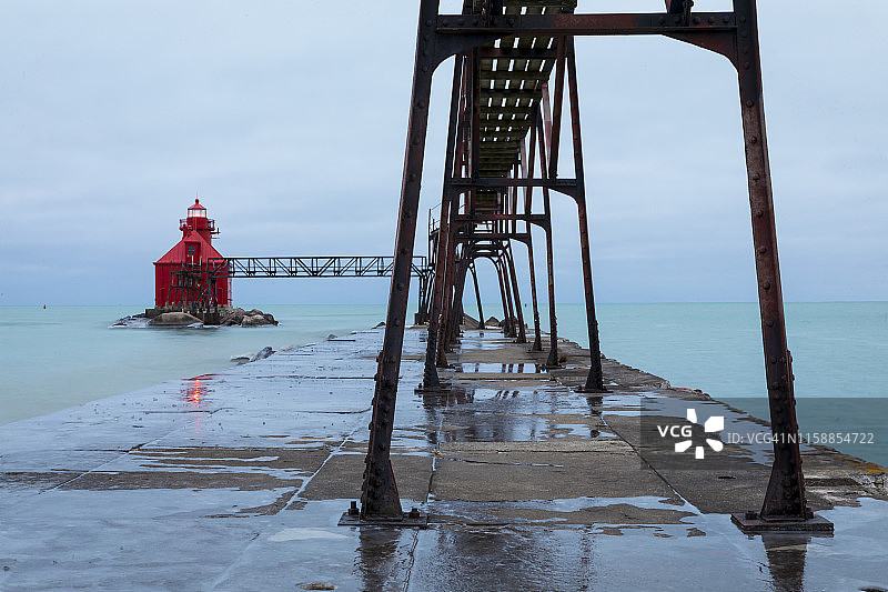 密歇根湖冬日清晨的灯塔图片素材