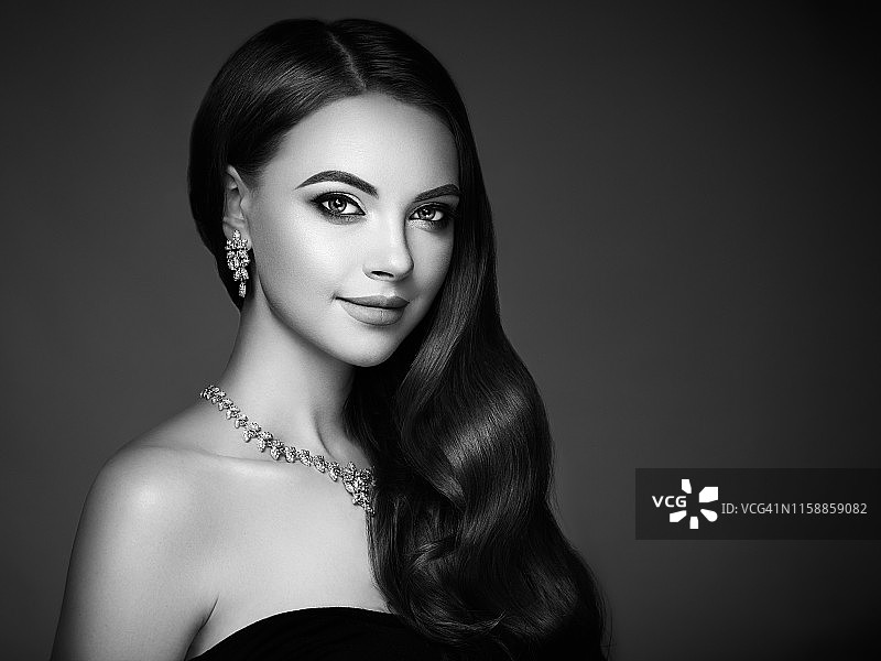 棕色卷发的女人图片素材