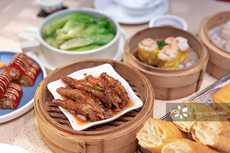 特写变化的点心在一个餐厅图片素材