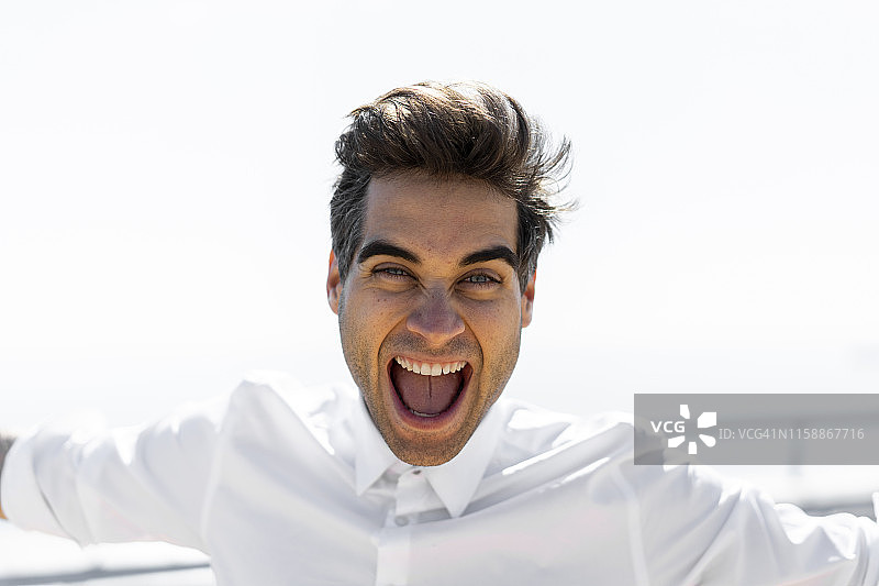 喜极而泣的男人肖像图片素材