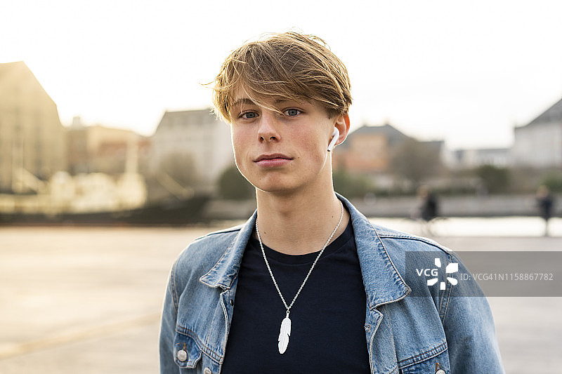 丹麦哥本哈根：城市里戴着耳机的年轻男子图片素材