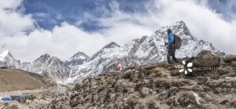 尼泊尔索卢昆布珠穆朗玛峰登山者图片素材