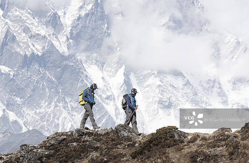 尼泊尔索罗昆布山区登山者和夏尔巴人图片素材