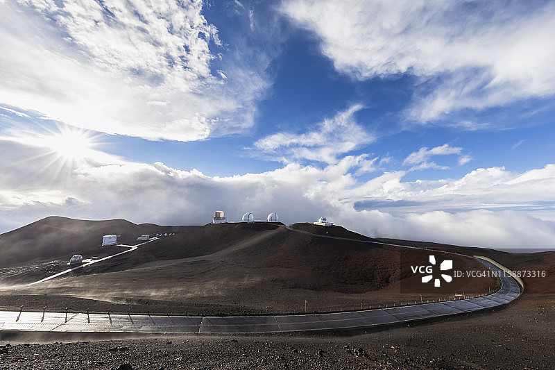 美国夏威夷莫纳克亚火山观测站通道和望远镜图片素材
