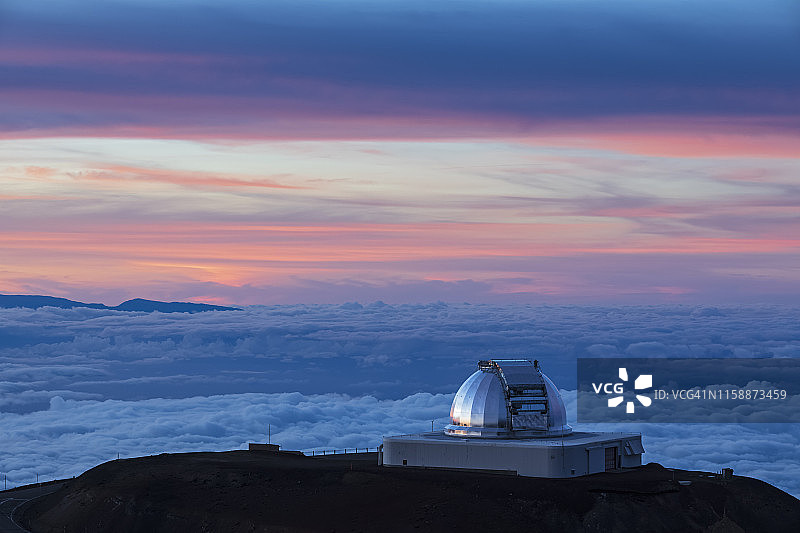 美国夏威夷莫纳克亚火山日落时分的莫纳克亚天文台望远镜图片素材