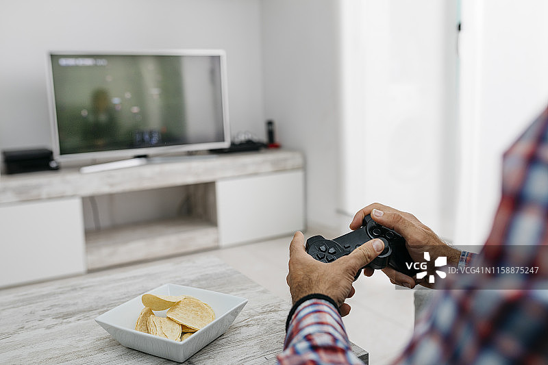 男人在家玩电脑游戏图片素材