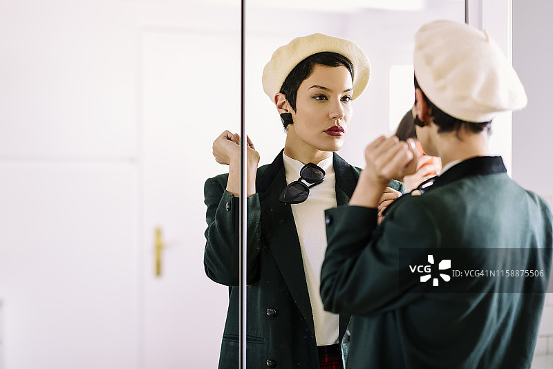 照镜子的时尚青年女人图片素材