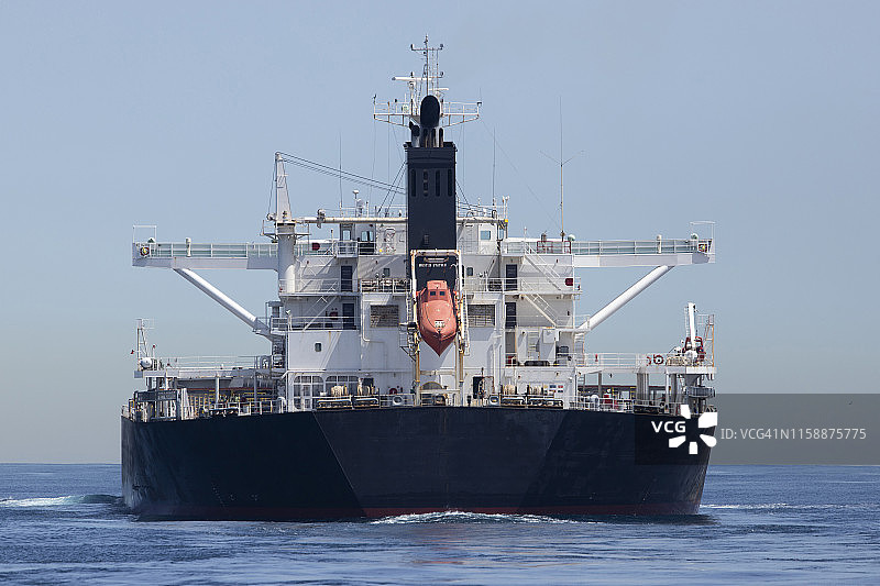 西班牙安达卢西亚塔里法直布罗陀海峡的货船图片素材