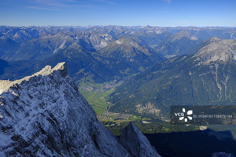 德国巴伐利亚阿尔卑斯山楚格峰景色图片素材