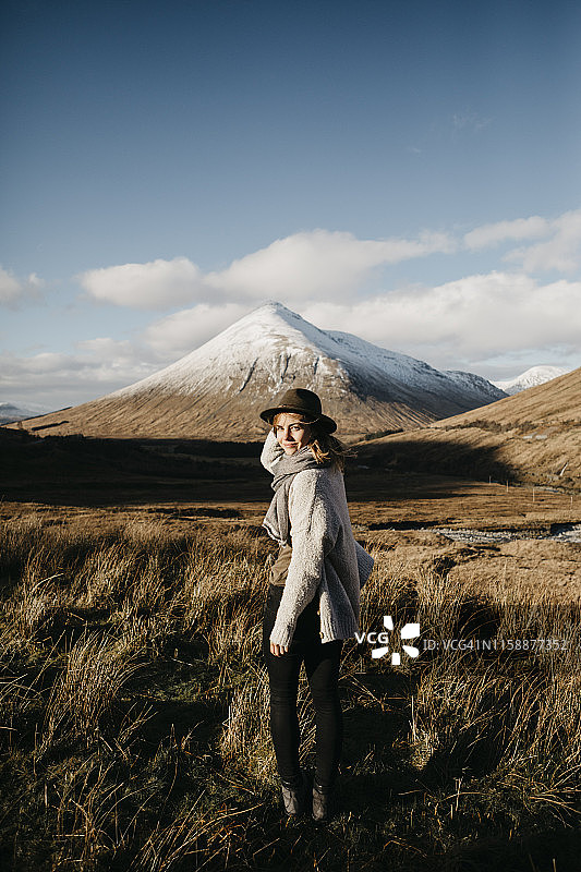 英国苏格兰罗蒙湖和特罗萨克斯国家公园，乡村风景中戴帽子的年轻女子图片素材