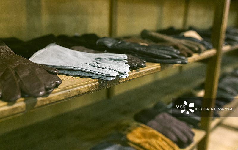 复古精品店货架上的手套图片素材