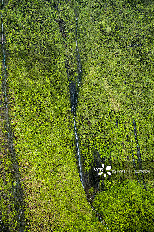 夏威夷可爱岛纳帕利海岸荒野公园的纳帕利海岸航拍，瀑布图片素材