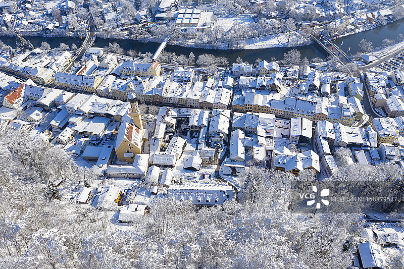 德国巴伐利亚沃尔夫拉茨豪森冬季小镇与洛伊萨赫河航拍图片素材