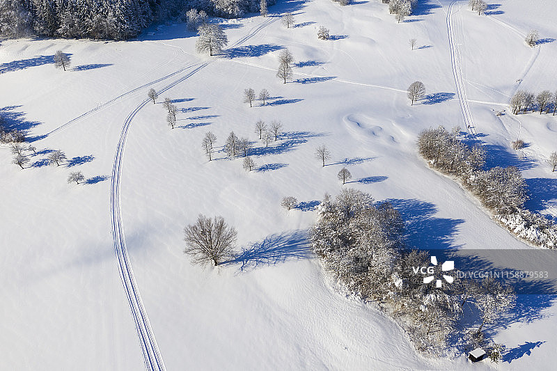 德国巴伐利亚州沃尔夫拉茨豪森冬季高尔夫球场附近滑雪道航拍图片素材