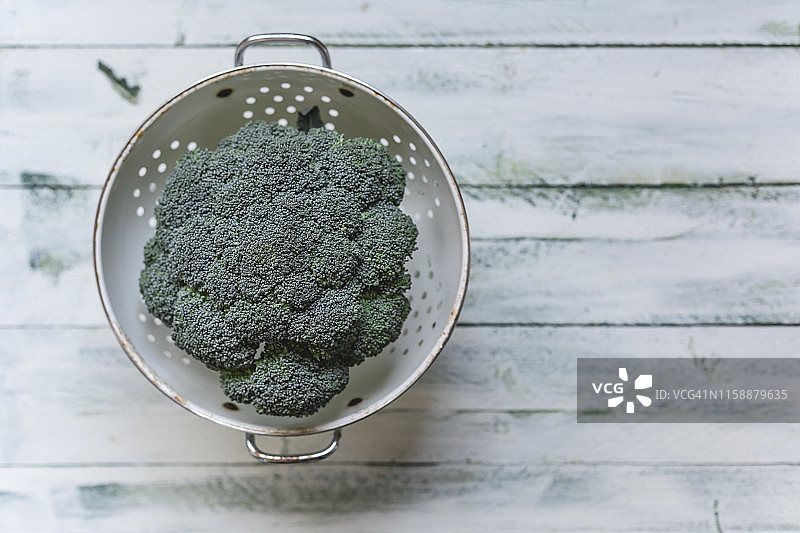 漏勺里的西兰花图片素材