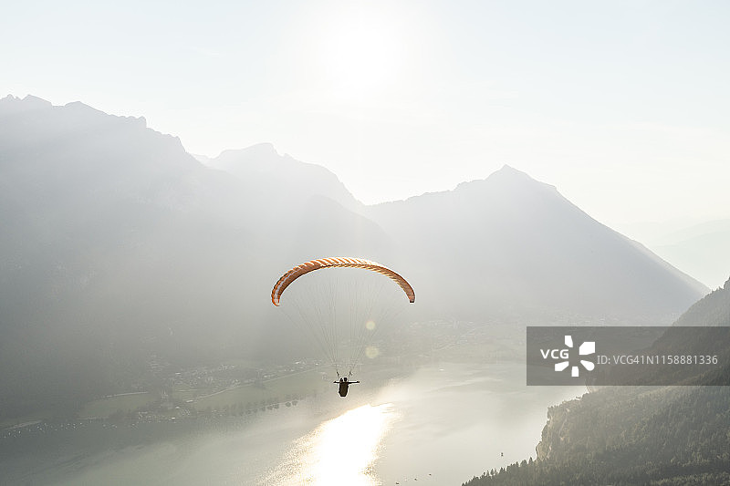 奥地利蒂罗尔州：清晨阿chen湖上的滑翔伞图片素材