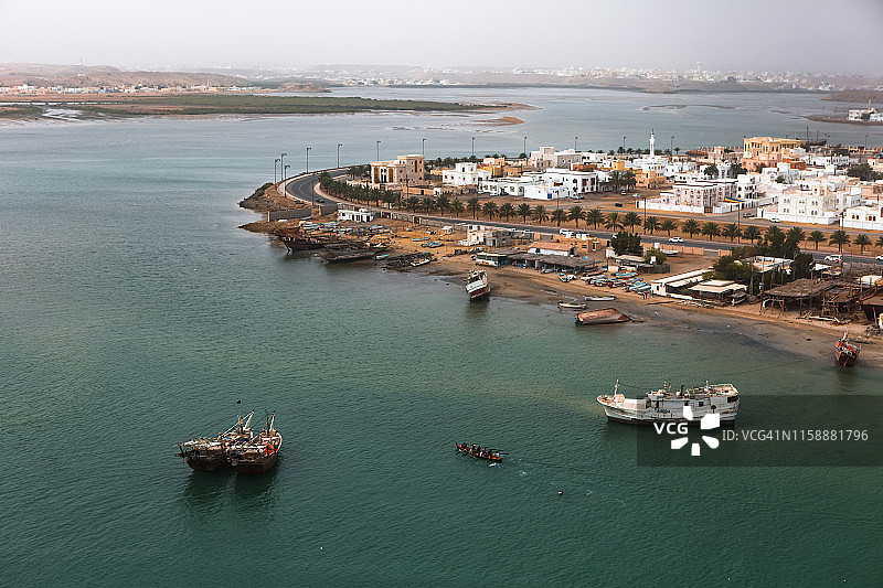 阿曼苏尔的城镇景观与港口图片素材