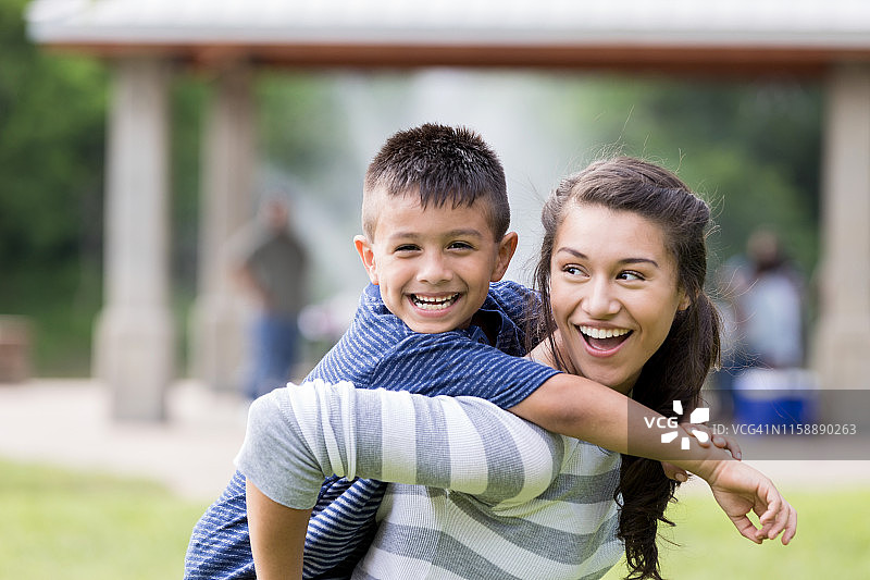 男孩和他的姐姐玩耍图片素材