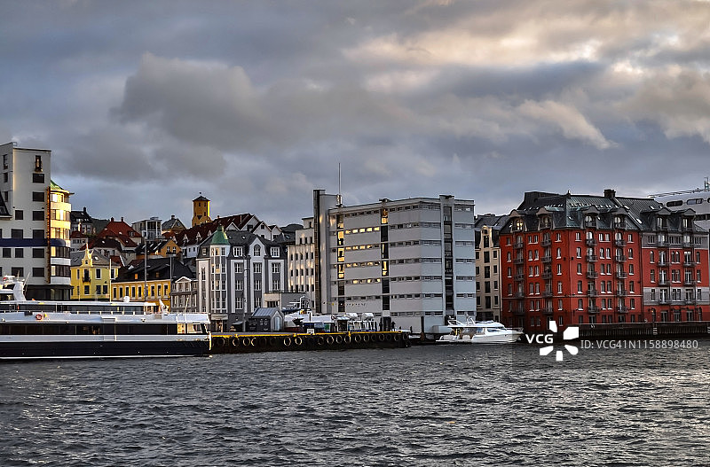 停泊在卑尔根堤岸的船只图片素材
