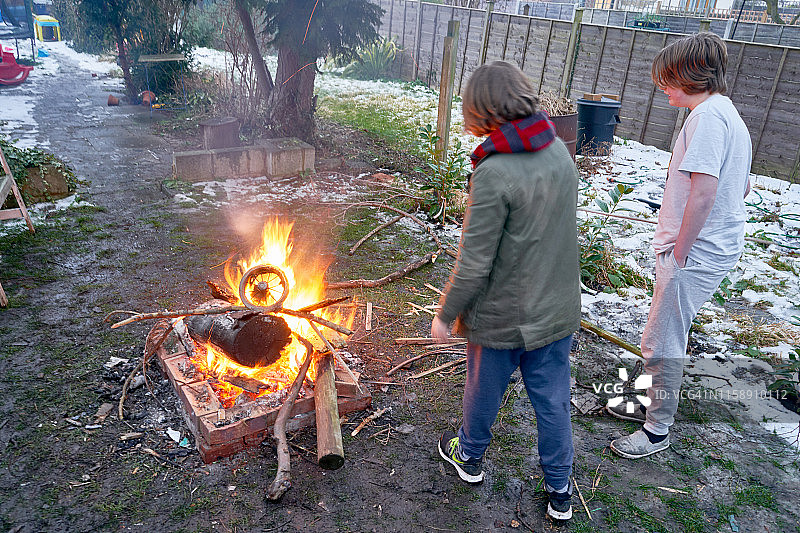 青少年男孩在花园里生火图片素材