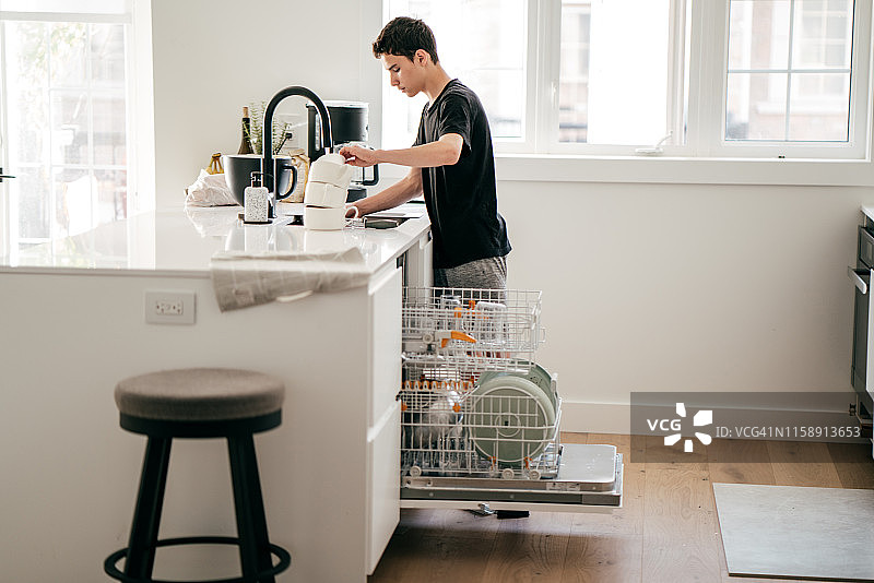 少女帮忙洗碗图片素材