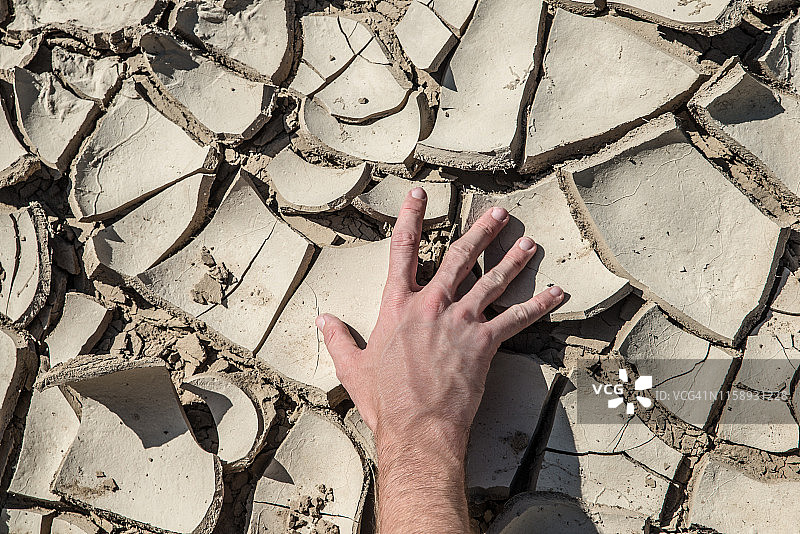 干涸河床水库气候变化泥地上的一只手图片素材