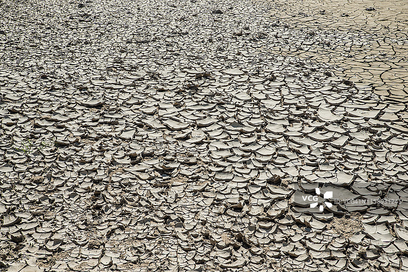 气候变化下的干涸河床水库泥泞地图片素材