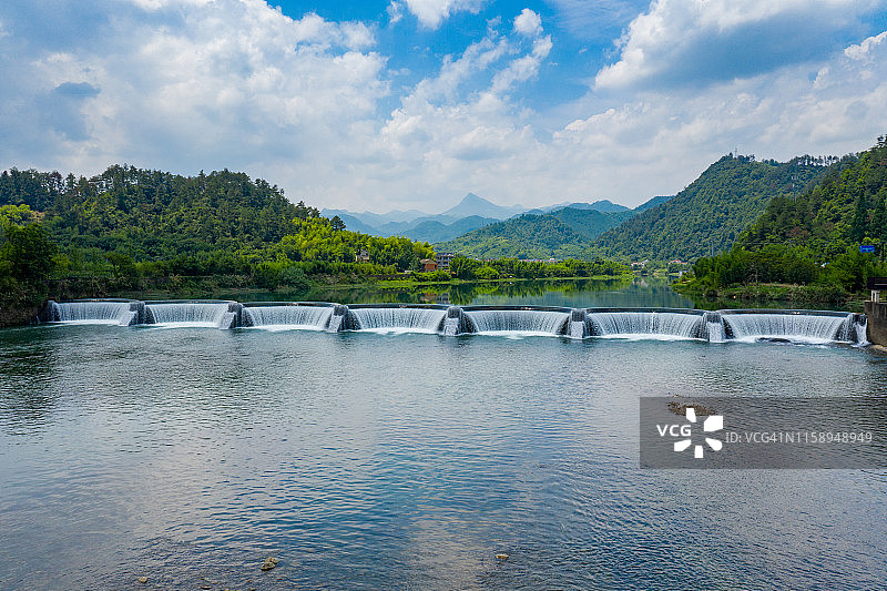 中国浙江省阳光明媚的山河风光图片素材