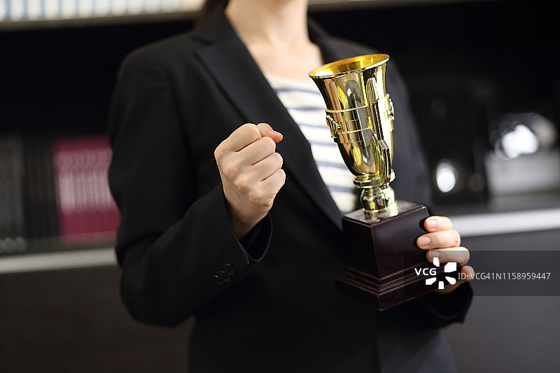 女商人手持奖杯图片素材