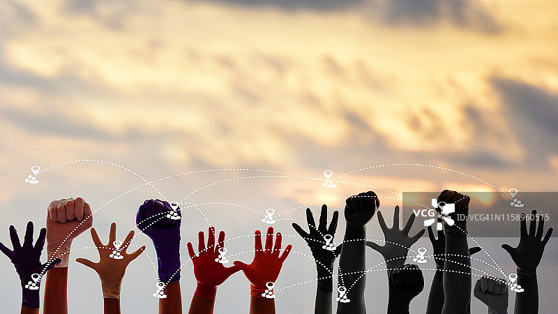 夕阳天空下的手和网络连接剪影，团队合作概念图片素材