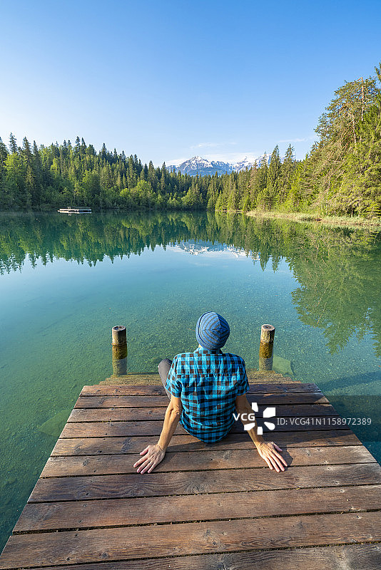 男人看着瑞士弗利姆斯克雷斯塔湖图片素材
