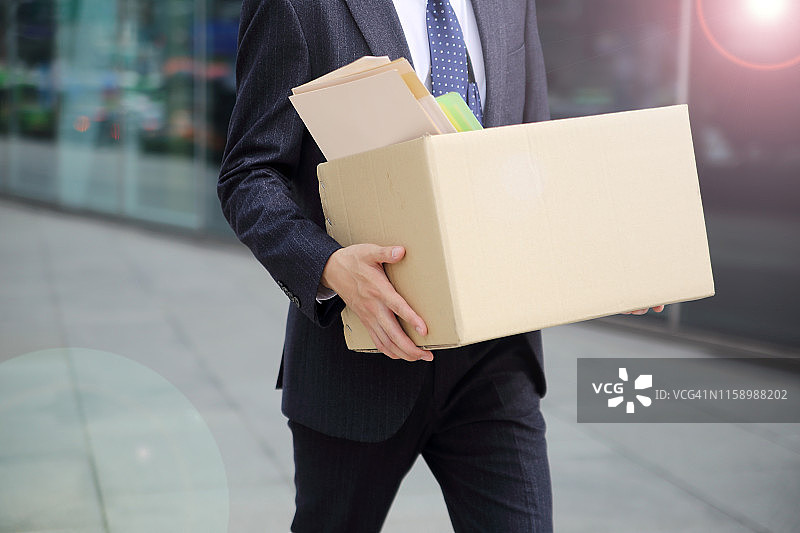 失业的商人拿着纸箱的特写镜头图片素材