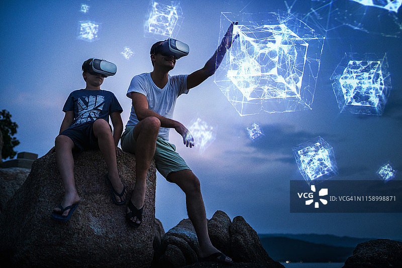 在户外使用虚拟现实眼镜图片素材