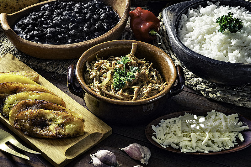 委内瑞拉传统食物：克里奥尔帕贝隆配玉米饼图片素材