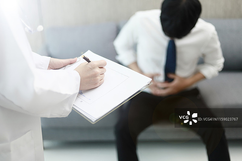 医生检查商人腹痛情况图片素材