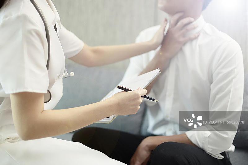 医生检查商人颈痛图片素材