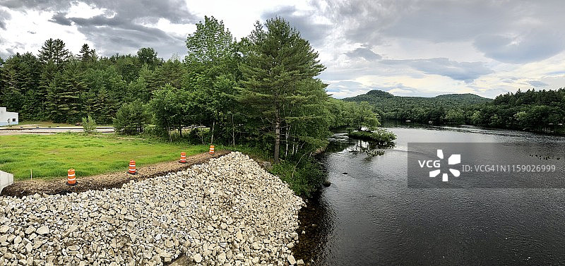 美国缅因州秘鲁桥梁附近的侵蚀控制桥梁支架图片素材