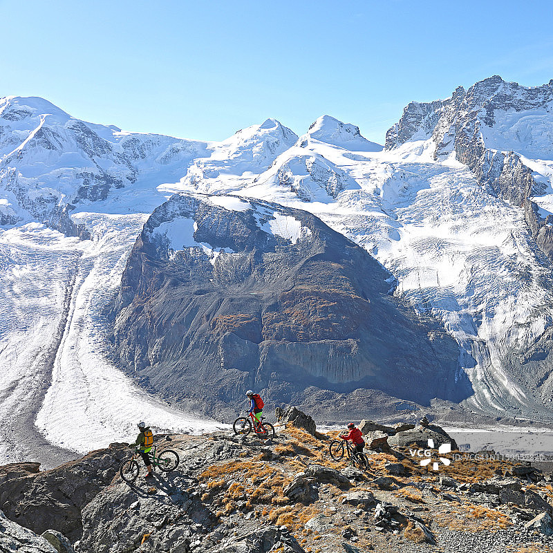 山地自行车手在采尔马特戈尔内格拉特山脊上骑行图片素材