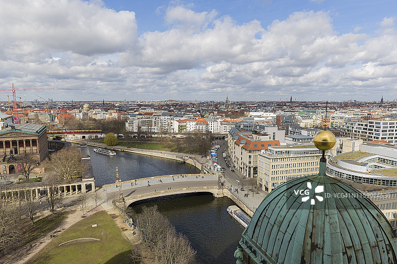 阳光明媚的初春，从高处俯瞰德国柏林米特区施普雷河及建筑图片素材