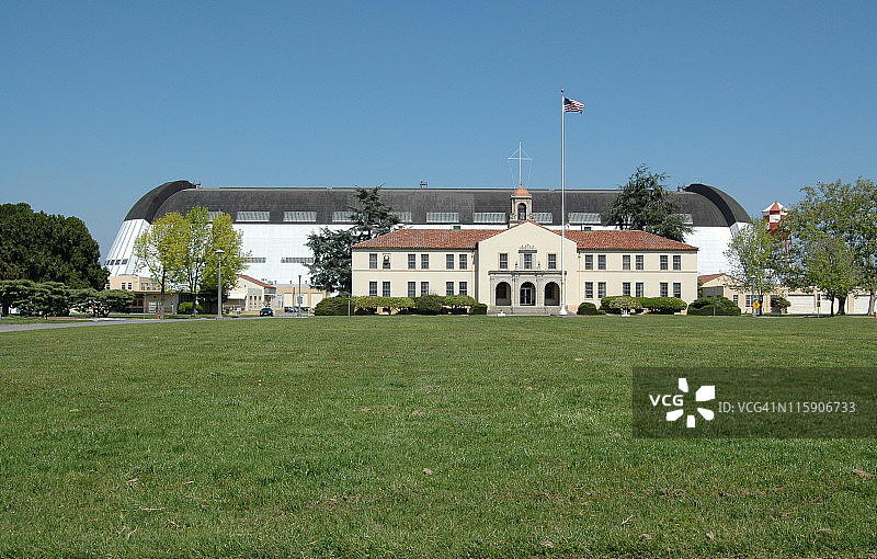 Moffett Field行政大楼和1号机库图片素材