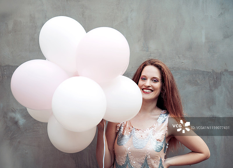拿着气球的年轻女人图片素材