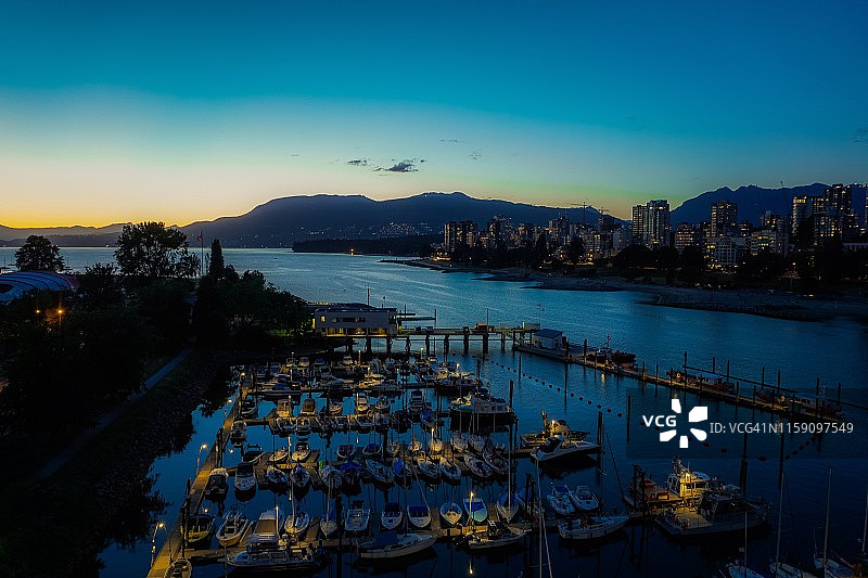 温哥华福溪的黄昏：夏季宁静夜晚的码头和市中心景色图片素材