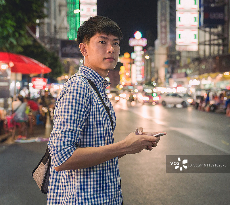 年轻的亚洲男子在泰国曼谷唐人街耀华乐路旅行图片素材