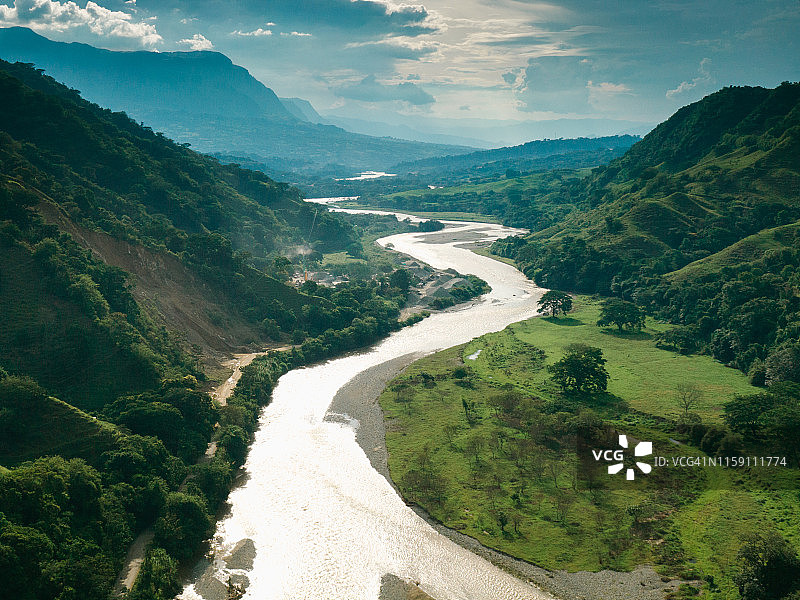 安第斯山脉卡尔达斯萨拉米纳和马格达莱纳河鸟瞰图图片素材