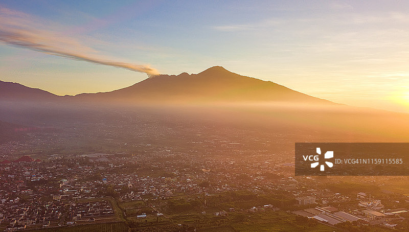 航拍视角下的巴图马朗日出图片素材