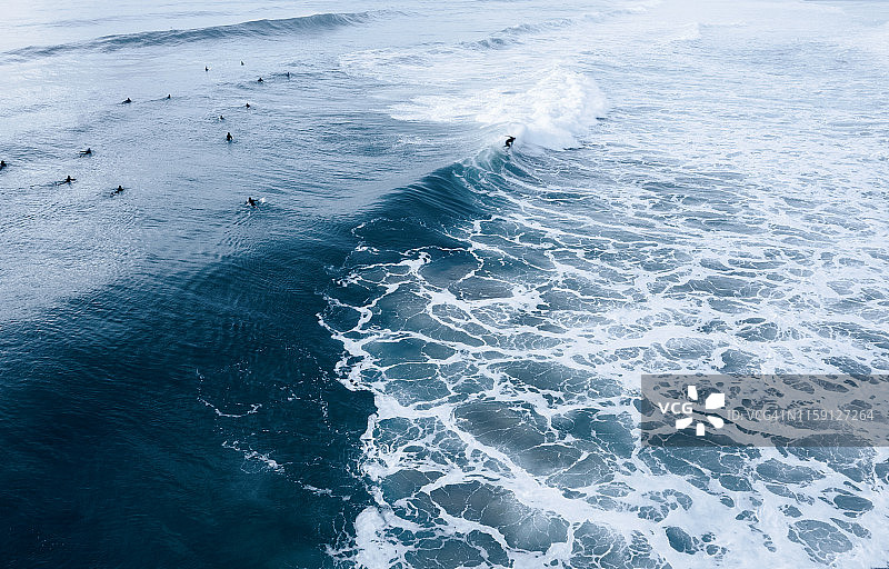 深蓝色海域日出冲浪航拍图片素材