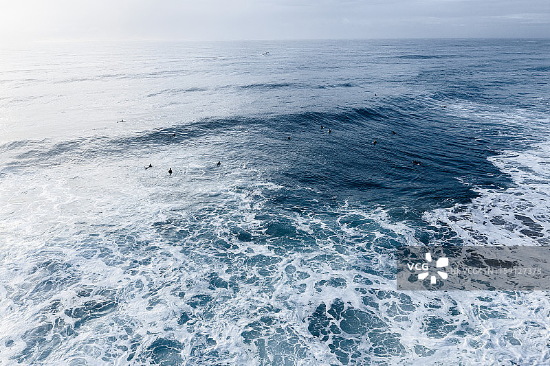 深蓝色海域日出冲浪航拍图片素材