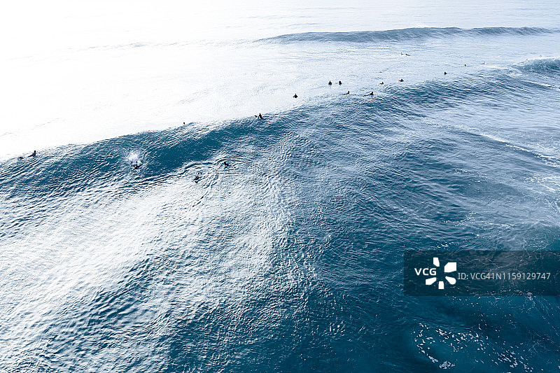 深蓝色海域日出冲浪航拍图片素材