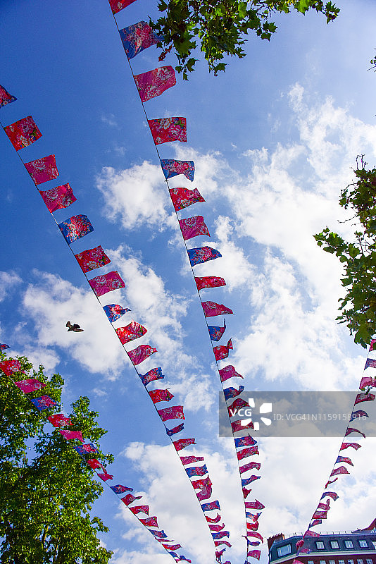 城市广场上的旗帜彩旗图片素材